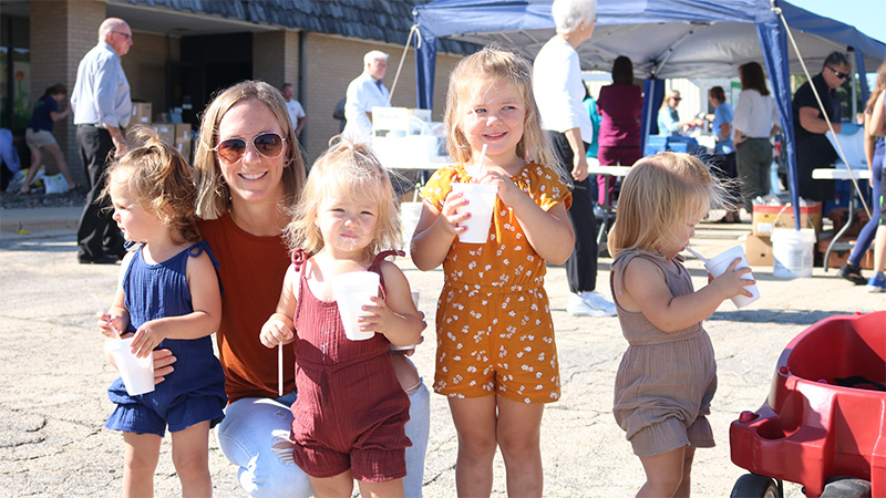 WinnMed Community Picnic family eating ice cream